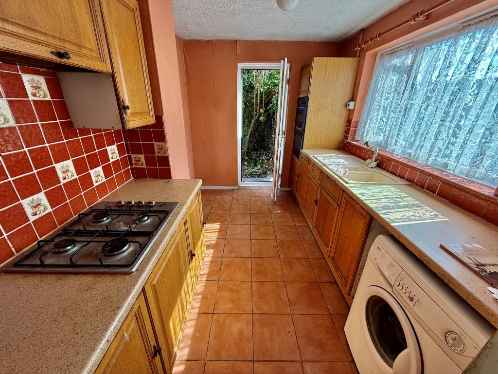 Lot: 11 - SEMI-DETACHED HOUSE FOR REPAIR WITH POTENTIAL TO EXTEND - Kitchen